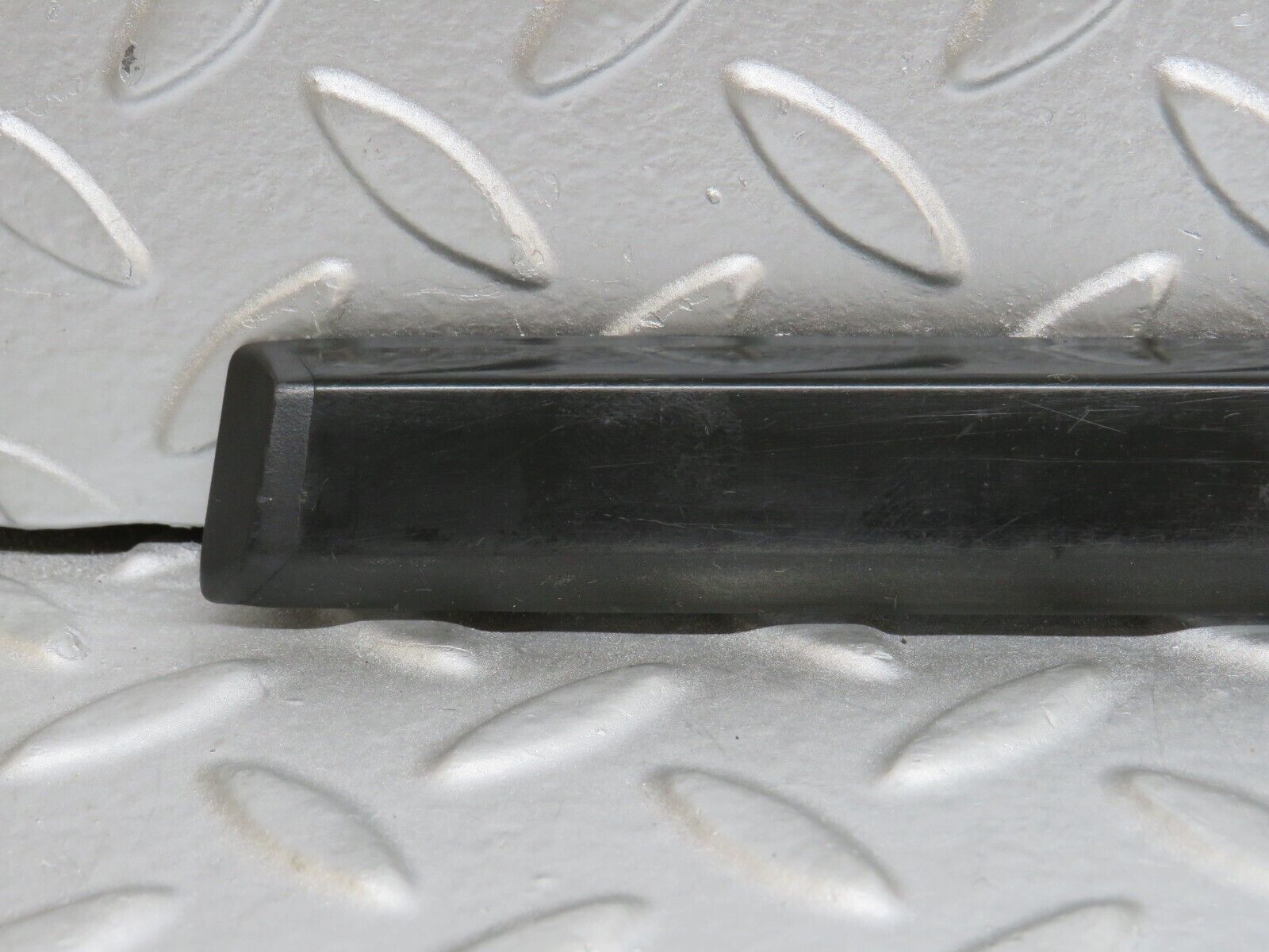 33843 Mercedes-Benz W201 190E 2.0L Front Right Door Centre Moulding Trim