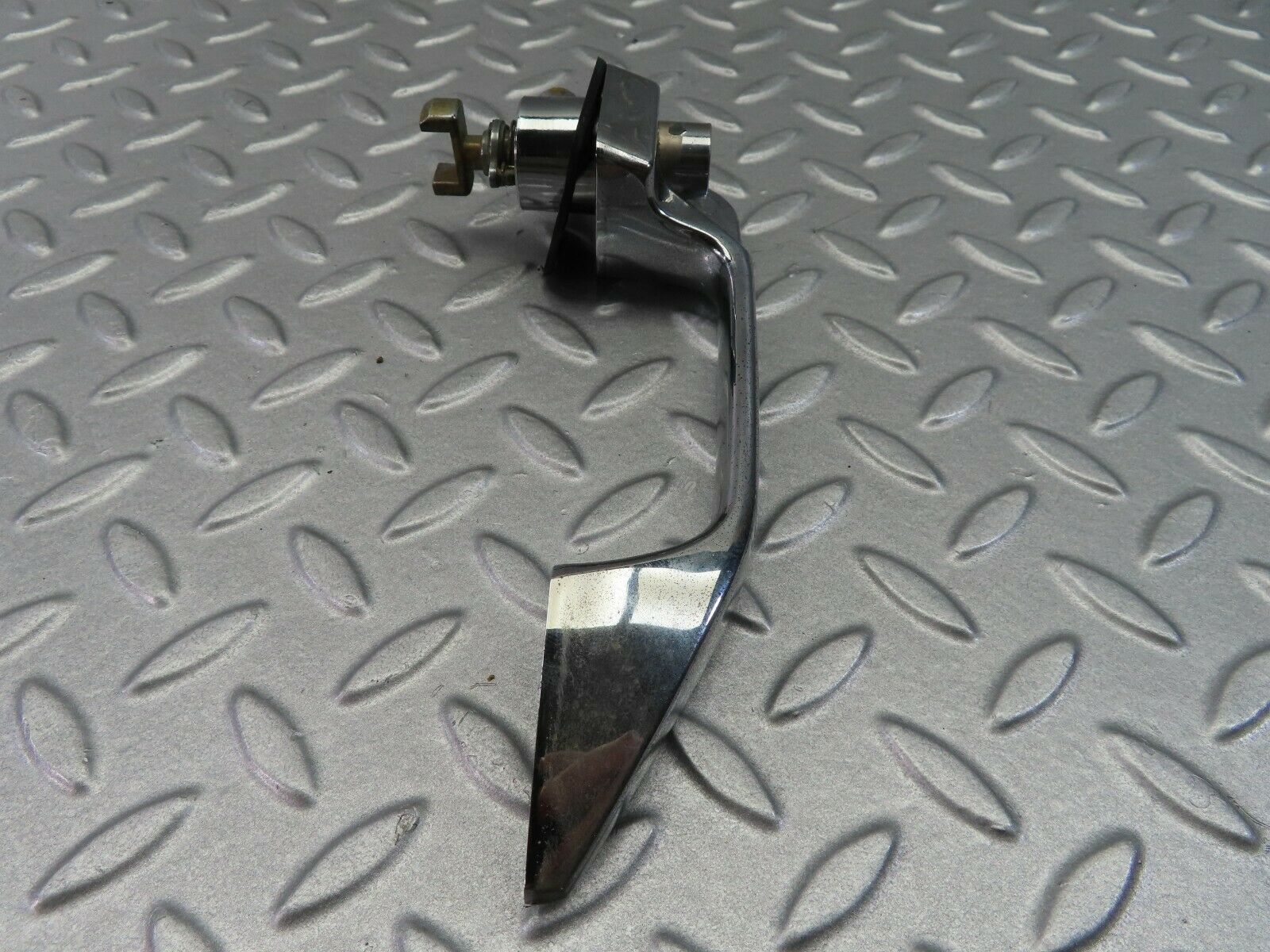 7828 Mercedes-Benz W115 220D Exterior Door Handle Front Right 1157600601