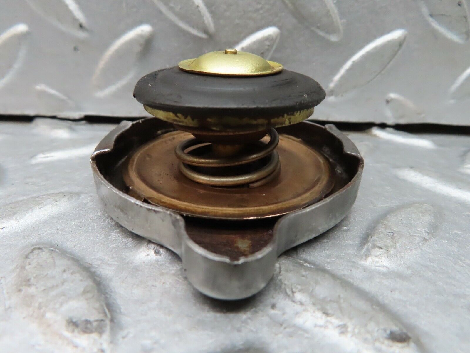 19171 Mercedes-Benz W123 300D Radiator Cap BEHR