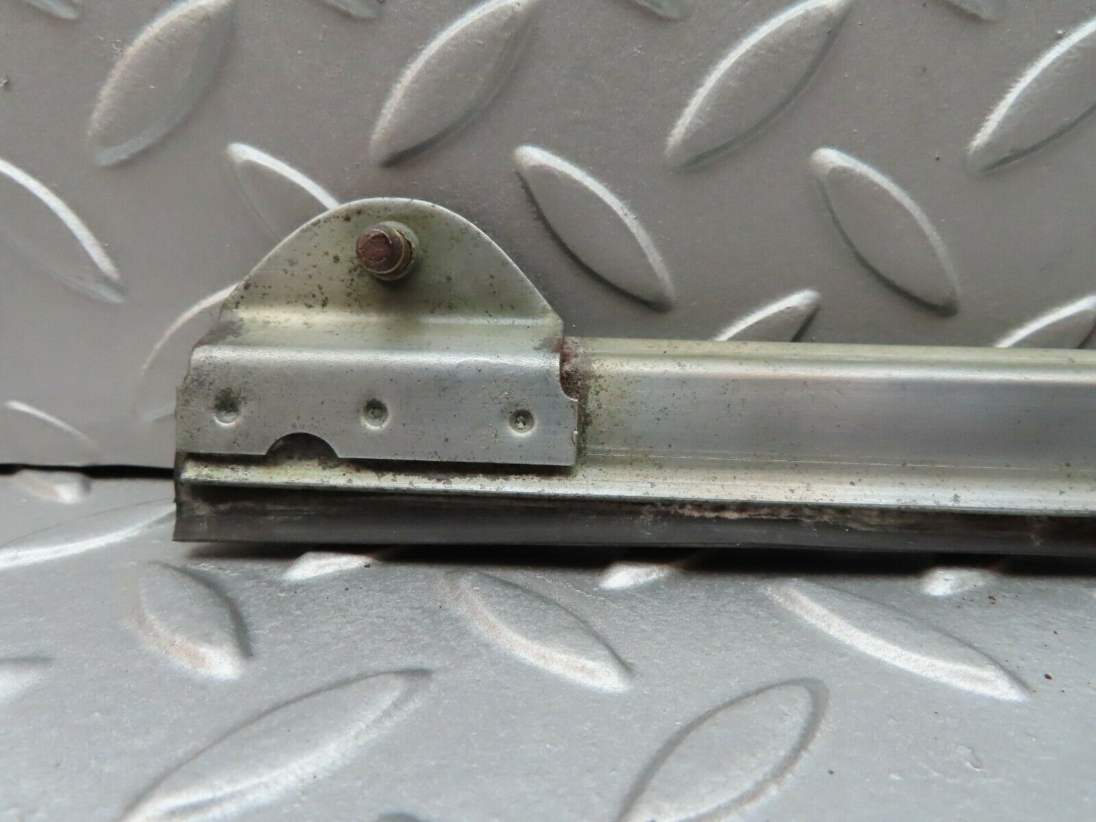 3689 Mercedes-Benz W108 280SE Front Left Door Glass Holder