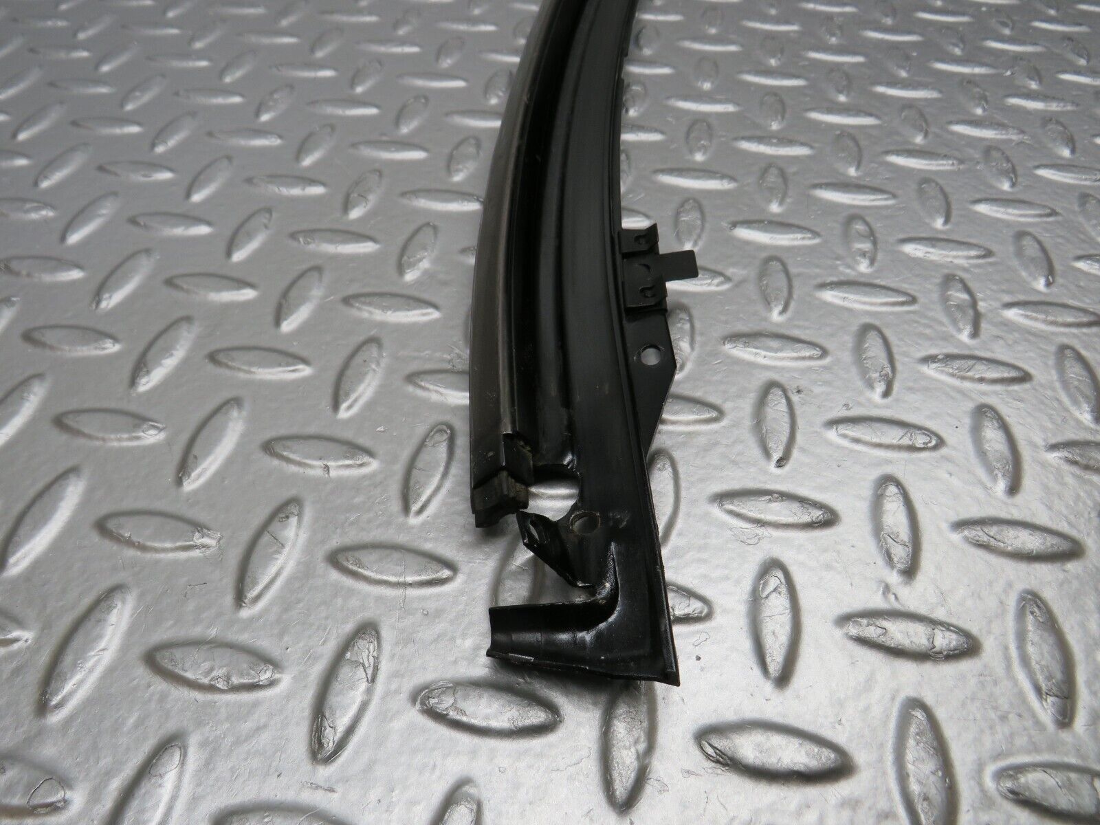 38607 Mercedes-Benz R129 280SL Coupe Front Windscreen Top Chrome Trim