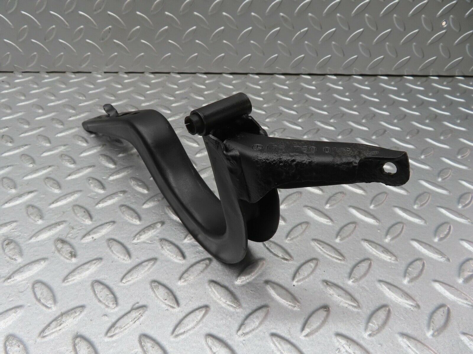 13536 Mercedes-Benz W123 200 Trunk Lid Hinge Left Side 1237500187