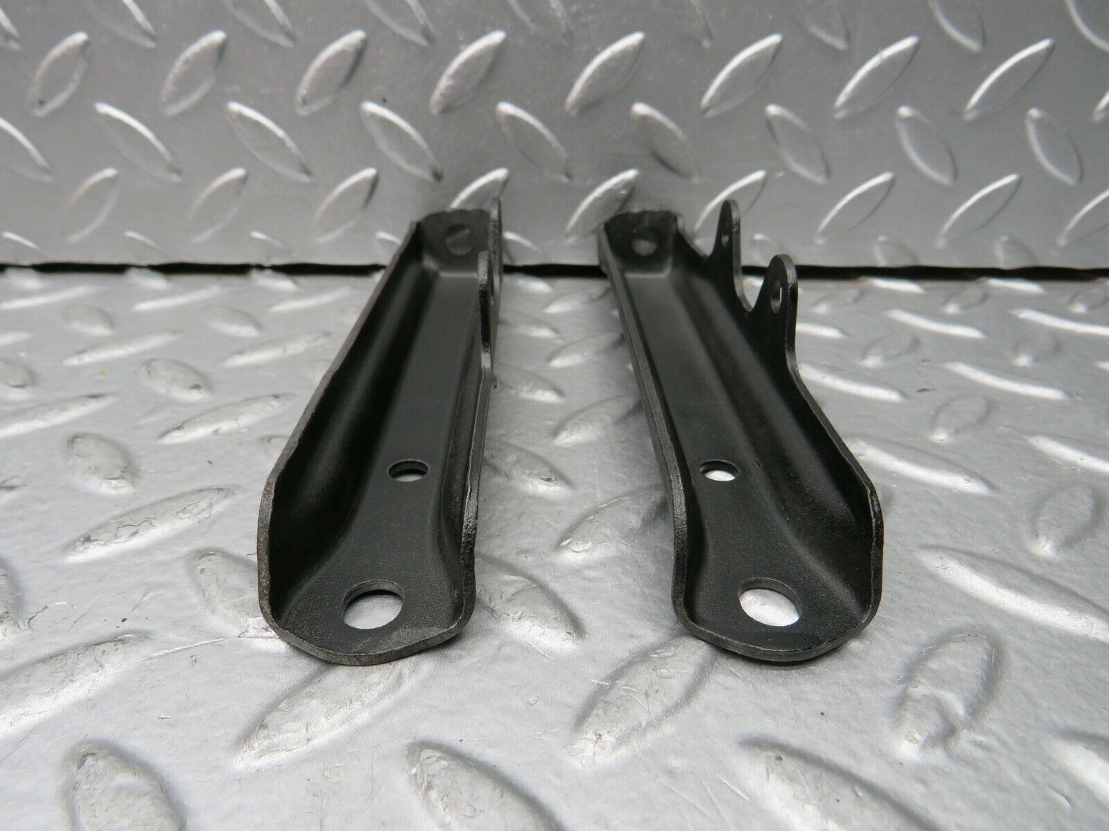 21895 Mercedes-Benz W126 300SE Air Intake Manifold Bracket