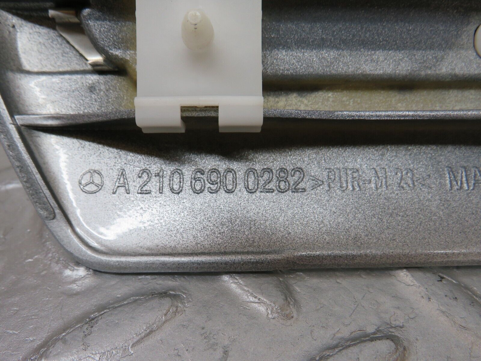 34717 Mercedes-Benz W210 320E Front Right Fender Wing Centre Moulding Trim 21069002