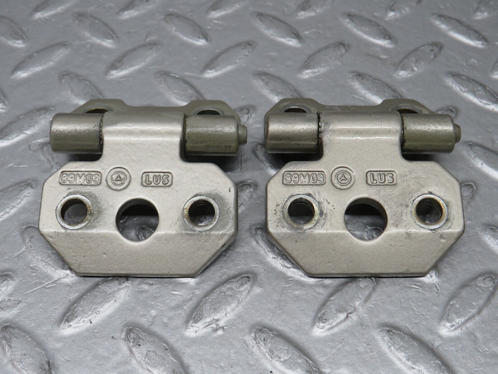 36615 Mercedes-Benz W201 190E 2.0L Door Hinge Right Side