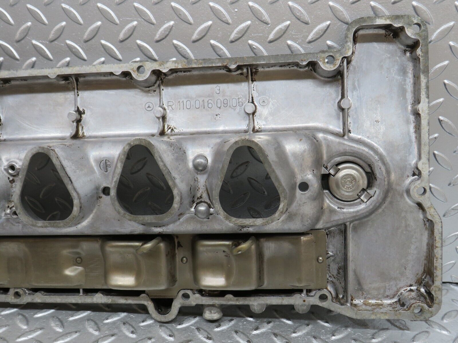 28071 Mercedes-Benz W123 280E Cylinder Head Valve Cover 1100160905