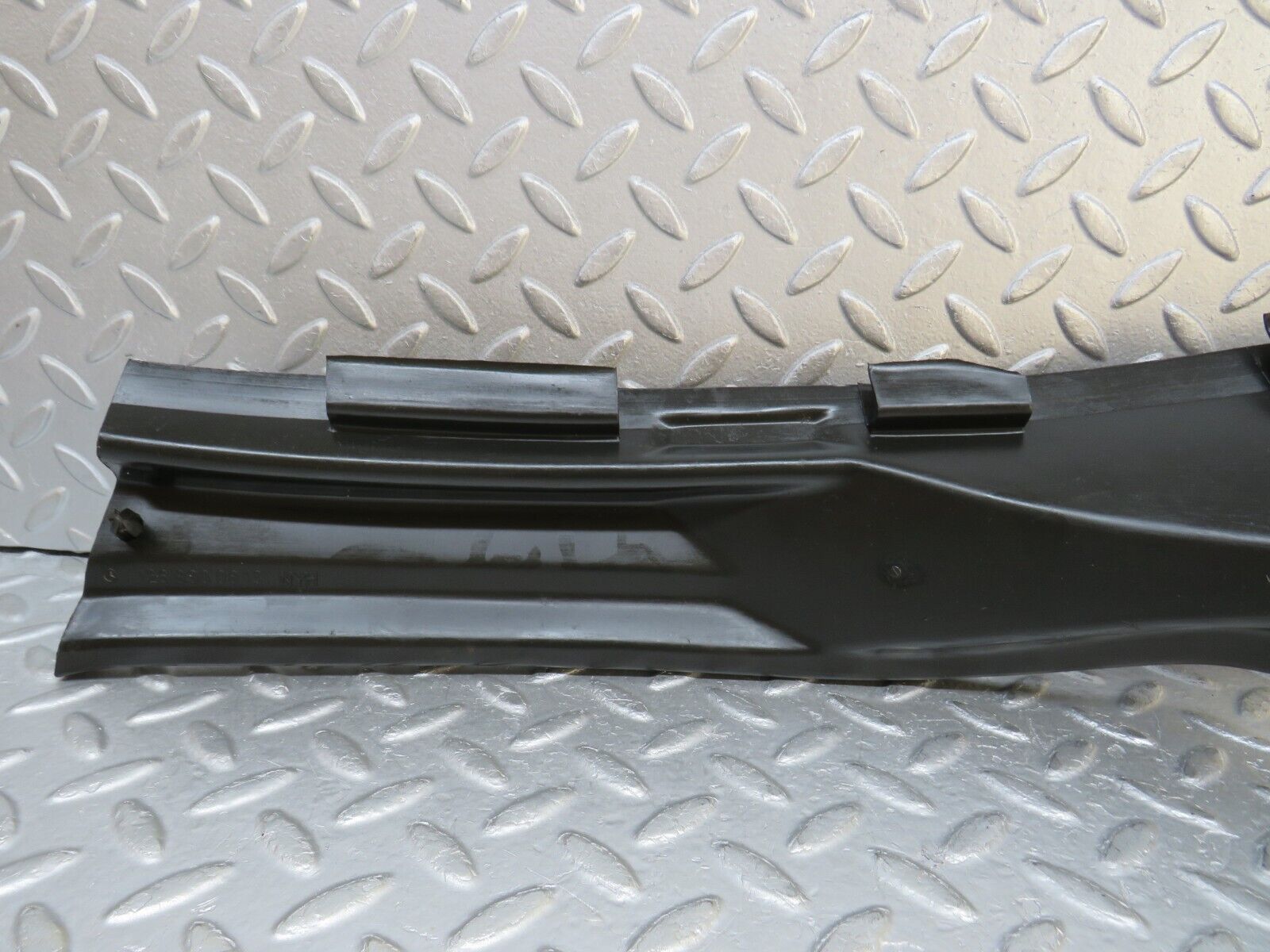 37031 Mercedes-Benz C126 420SEC Coupe Water Drain 1268300813 1268300713