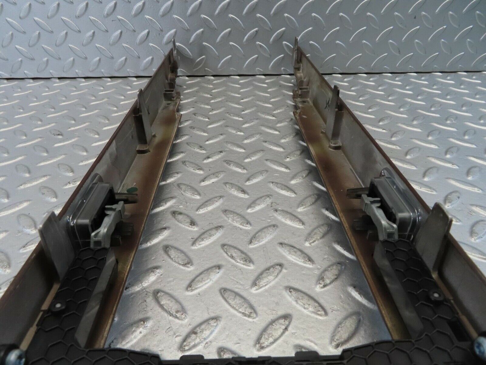 11117 Mercedes-Benz W221 S320 Centre Armrest Surround Trim Frame 2216800234