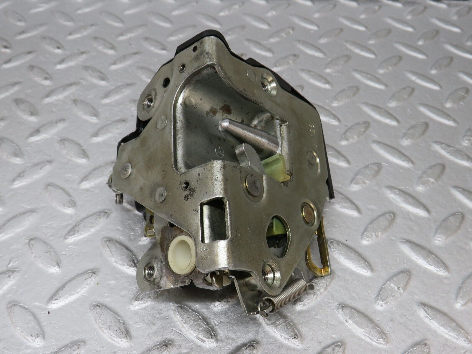 36041 Mercedes-Benz W126 420SE Front Right Door Lock Mechanism 1237230208