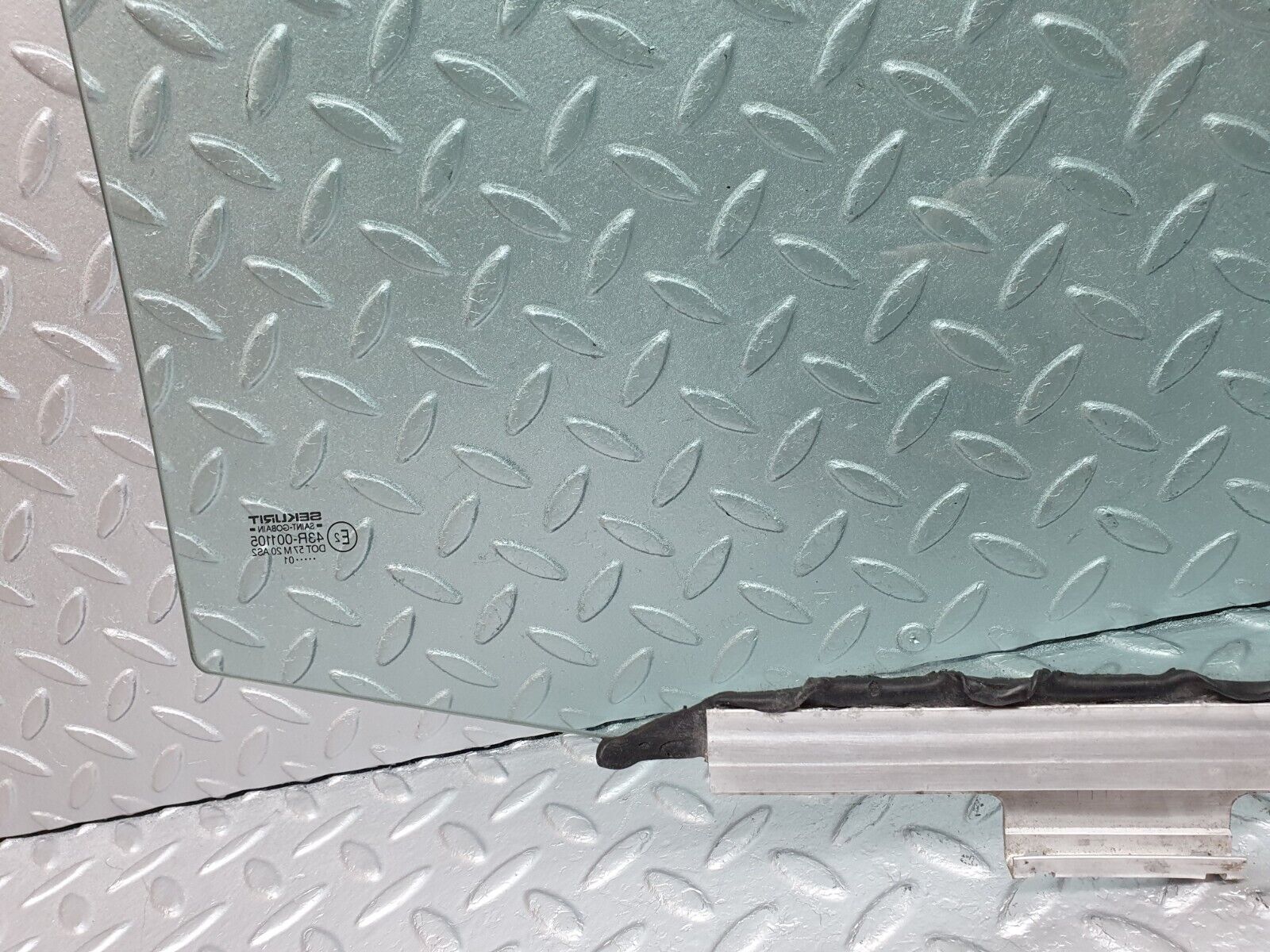 41406 Mercedes-Benz W124 200E Rear Left Door Window Glass