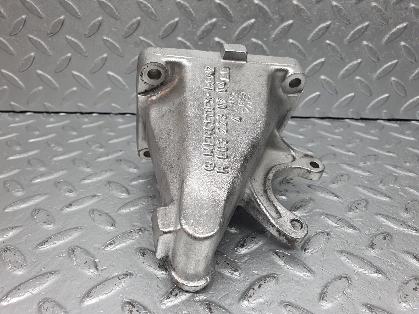 41012 Mercedes-Benz W126 300SE Engine Mount Bracket Right Side 6032230704