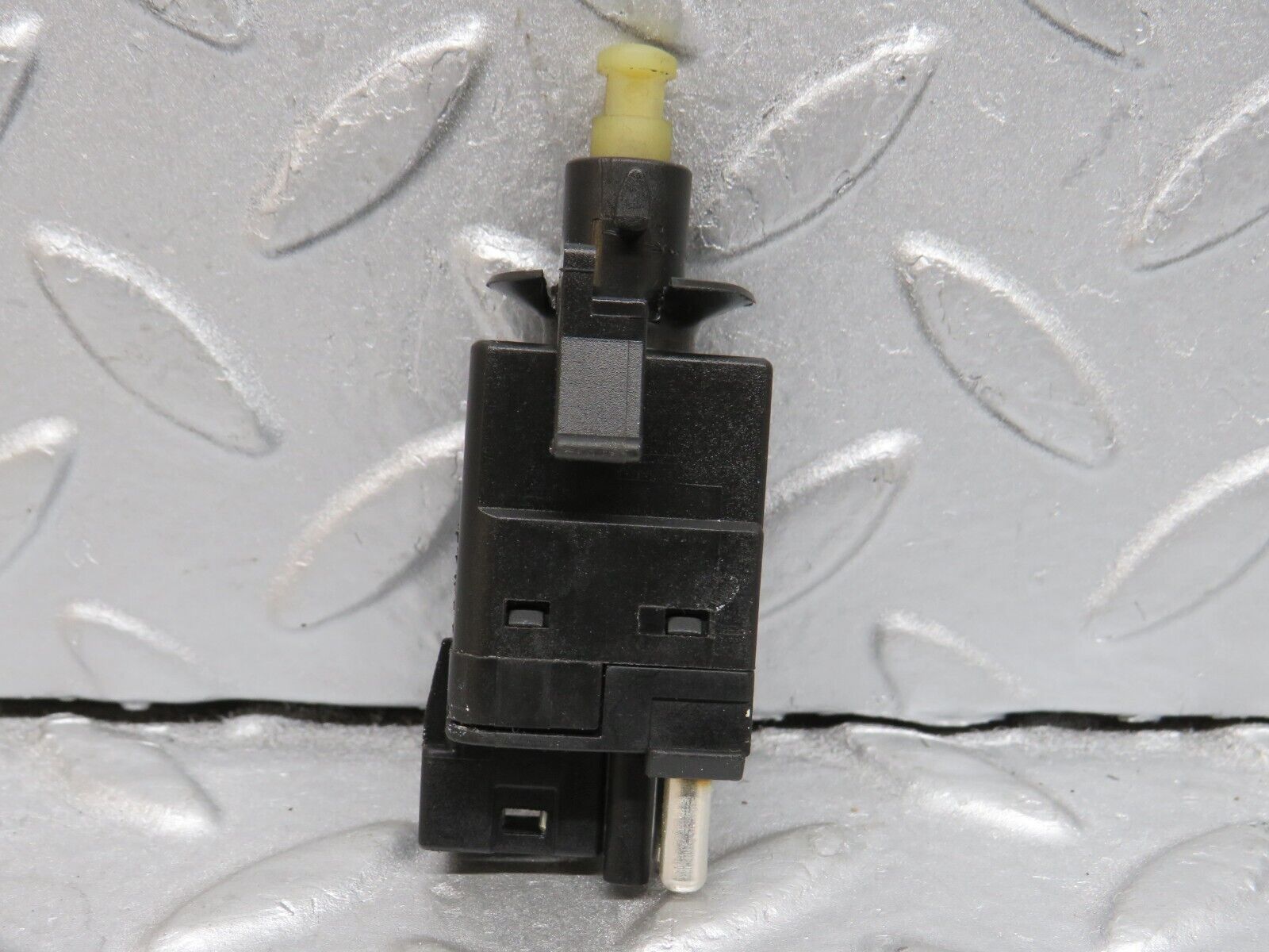 39635 Mercedes-Benz R129 320SL Coupe Brake Light Switch 0015450109