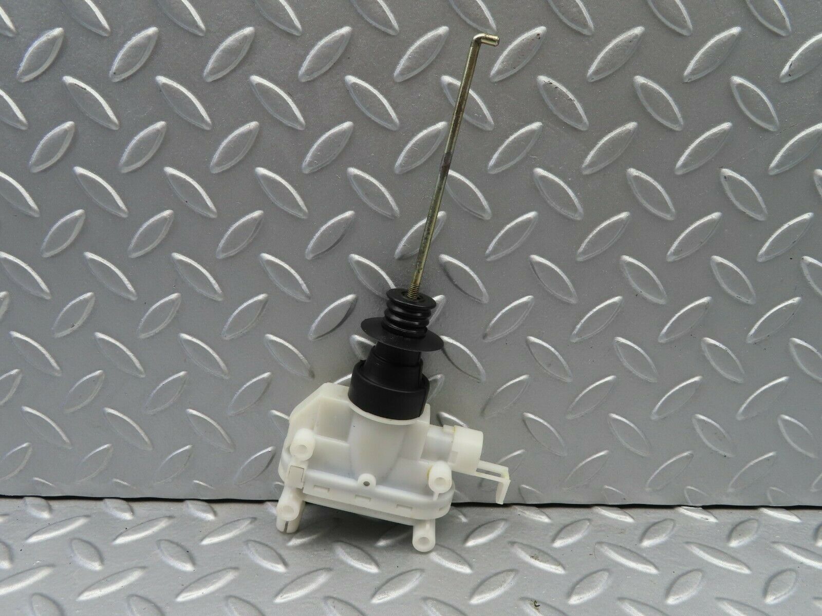 6576 Mercedes-Benz S124 E220 Wagon Trunk Lock Vacuum Actuator