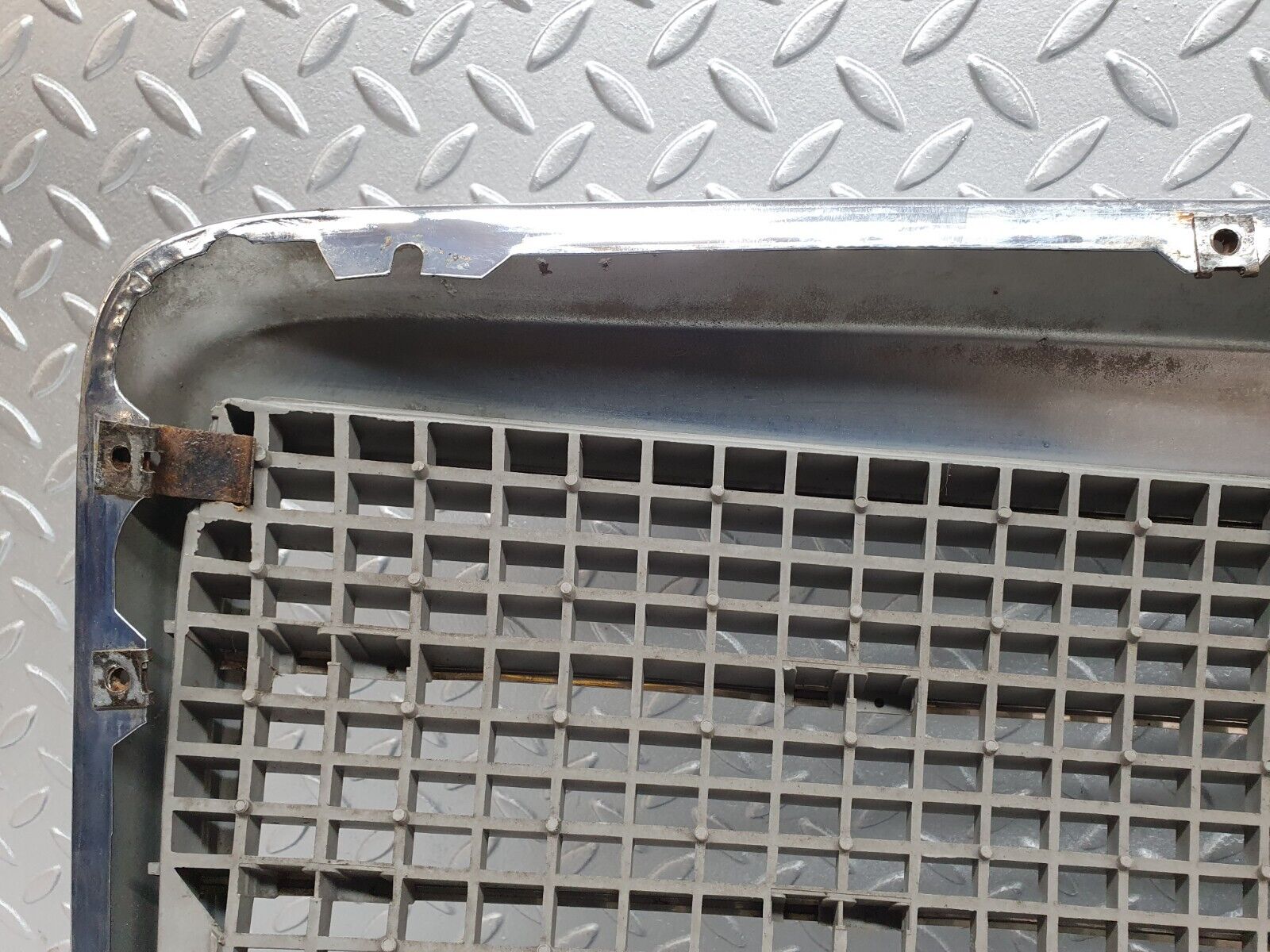 41221 Mercedes-Benz W126 300SE Bonnet Grill Chrome 1268880423