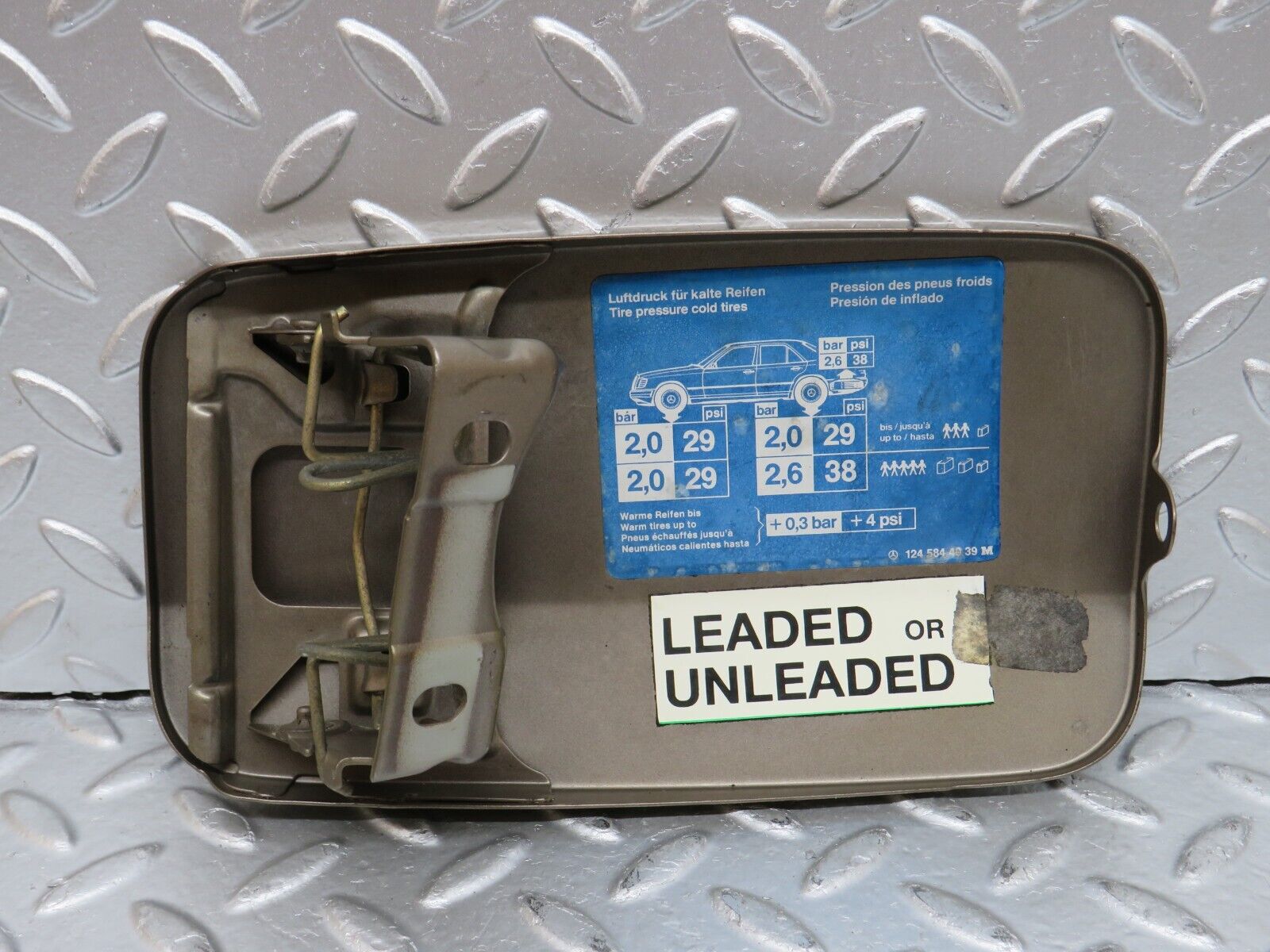 29366 Mercedes-Benz W124 230E Fuel Tank Flap Cap 1245844039