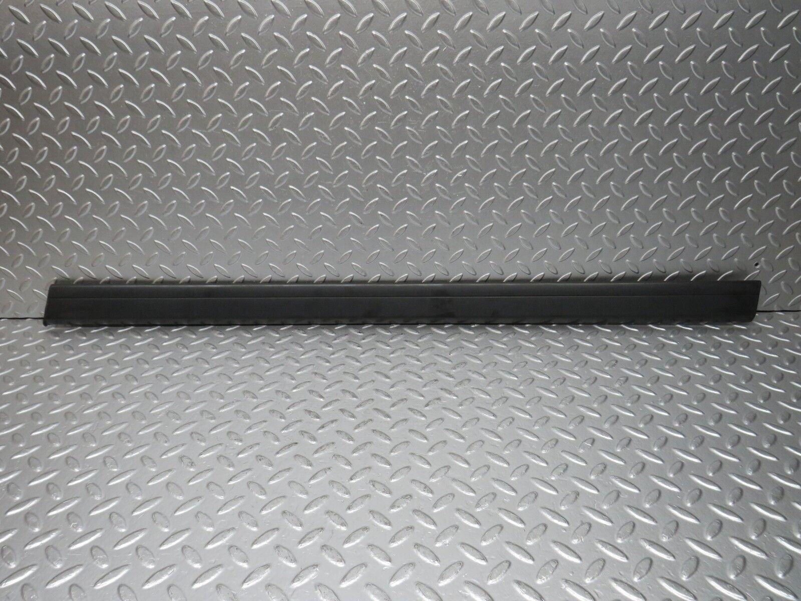 32301 Mercedes-Benz S124 300TE Wagon Front Right Door Centre Moulding Trim