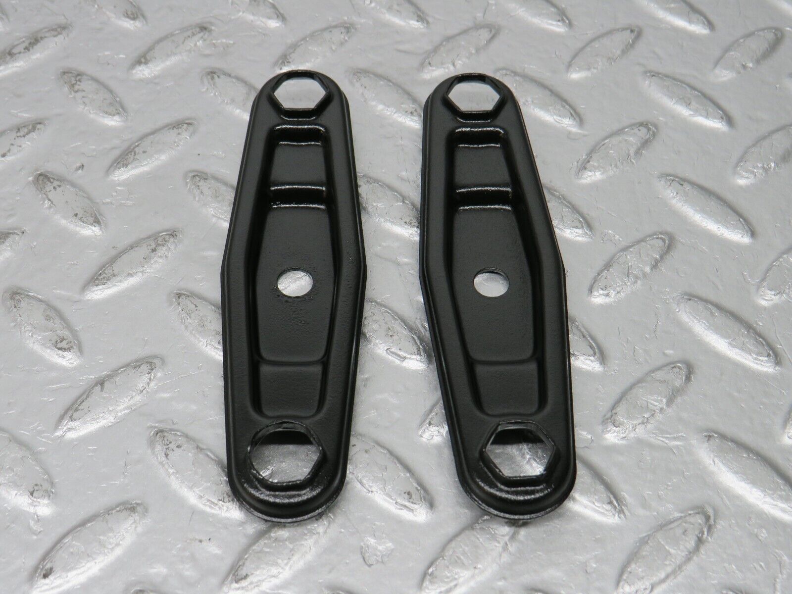 33774 Mercedes-Benz W201 190E 2.0L Fuel Injector Bracket