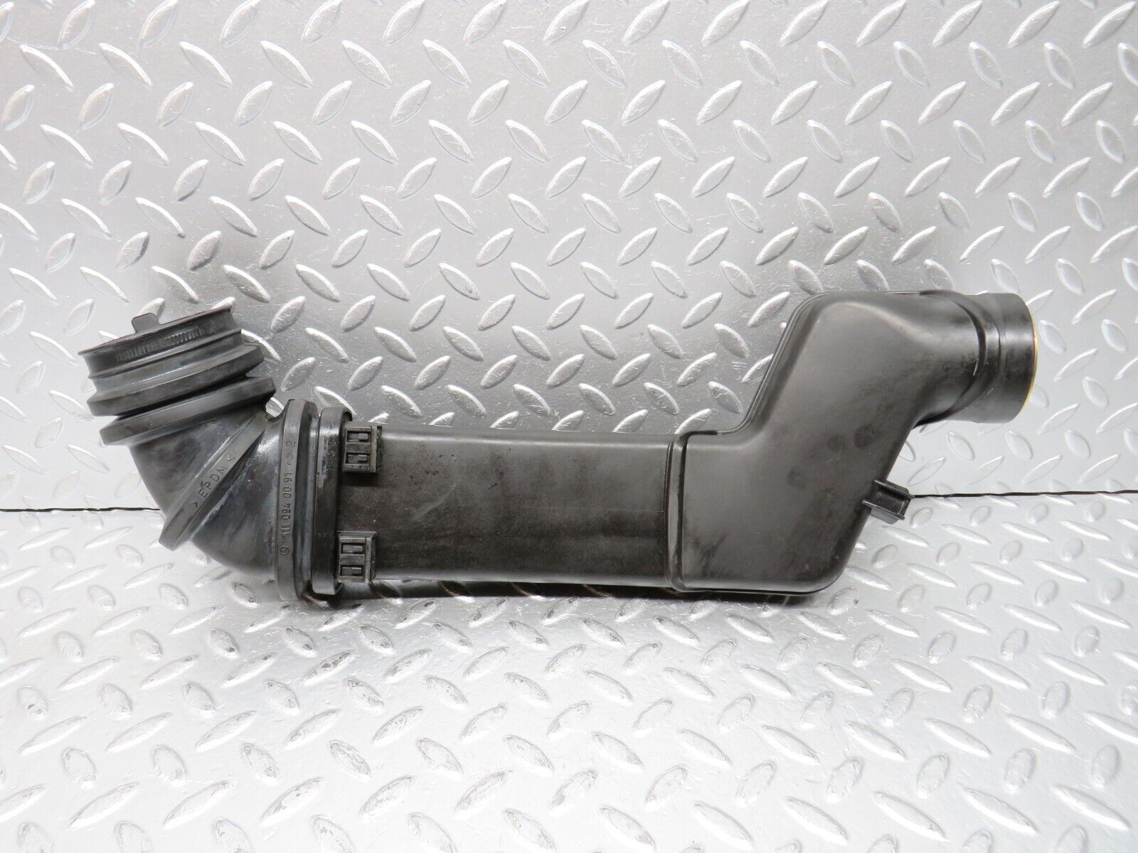 31200 Mercedes-Benz S124 220TE Wagon Air Intake Pipe 1141400012 1110940091