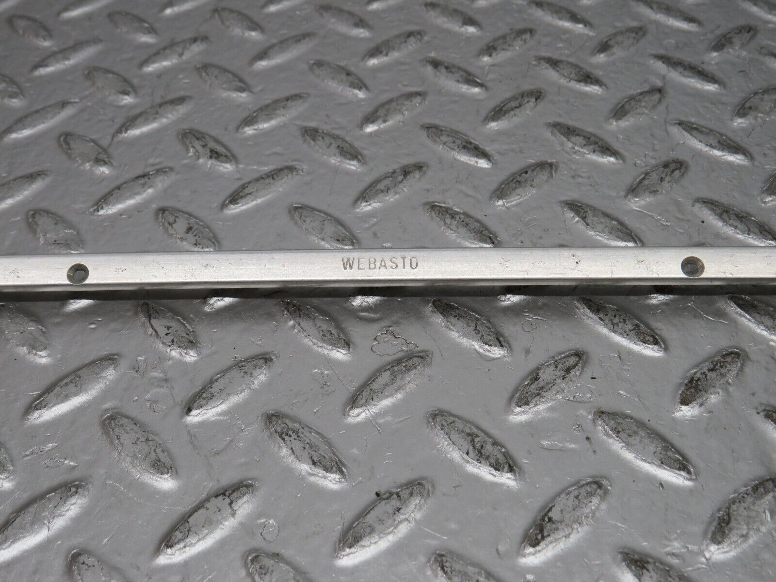 0489 Mercedes-Benz W123 230E Sunroof Chrome Trim