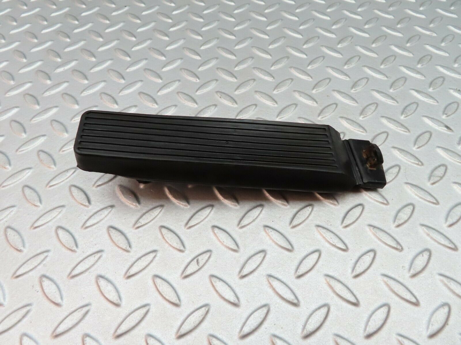 5748 Mercedes-Benz W123 200 Accelerator Pedal With Rubber 1233010032