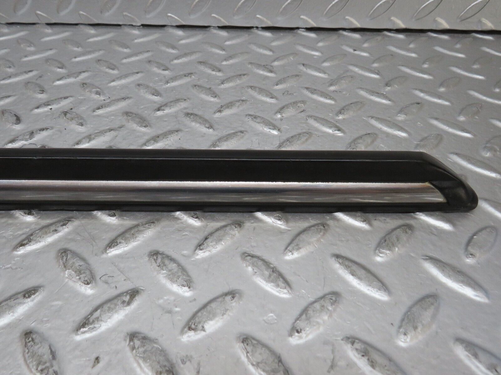 26077 Mercedes-Benz W116 450SE Front Left Fender Wing Centre Moulding Trim