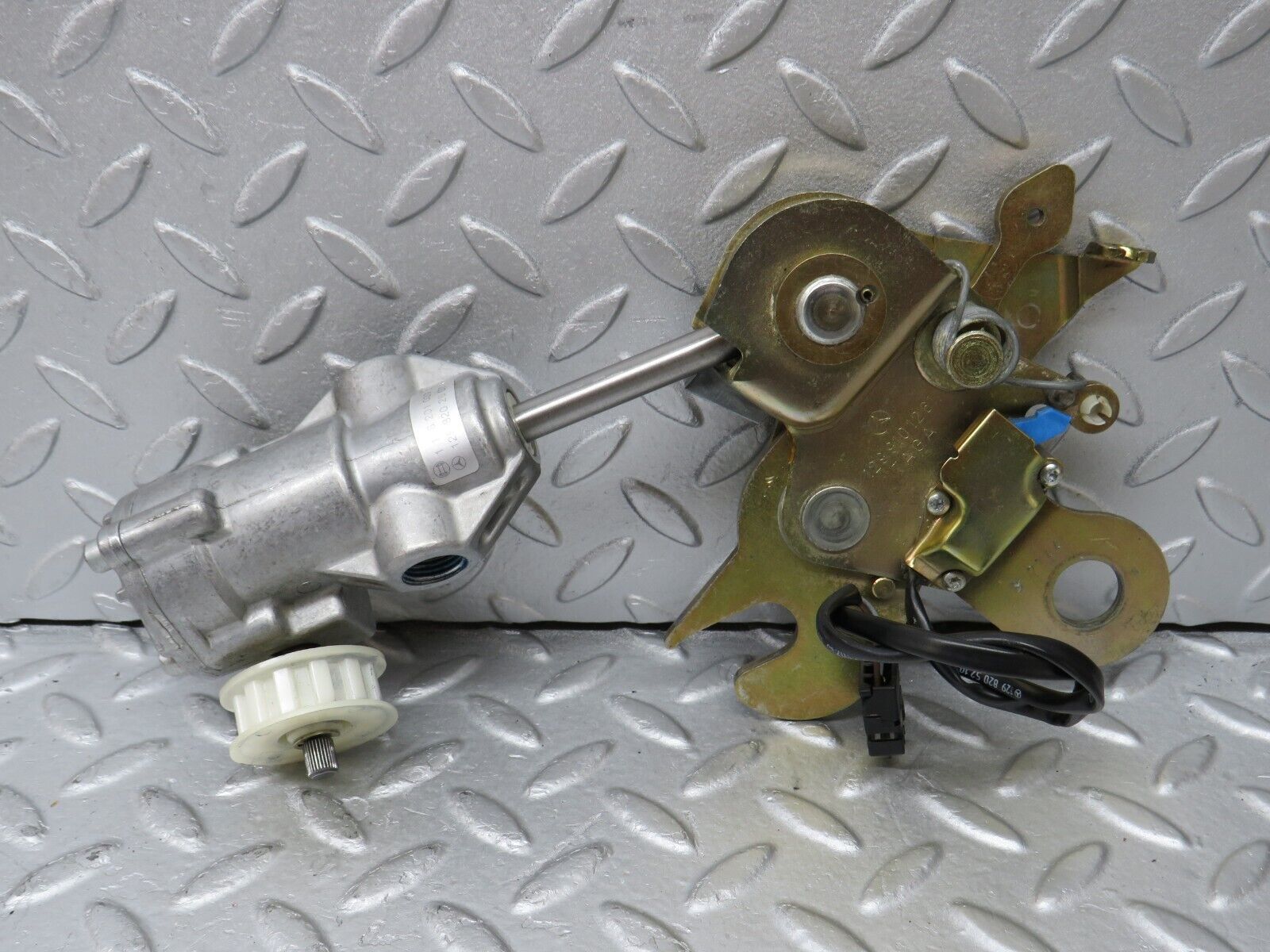 36823 Mercedes-Benz R129 300SL-24 Front Right Seat Recline Mechanism 1298202607 1136201033 1299101261