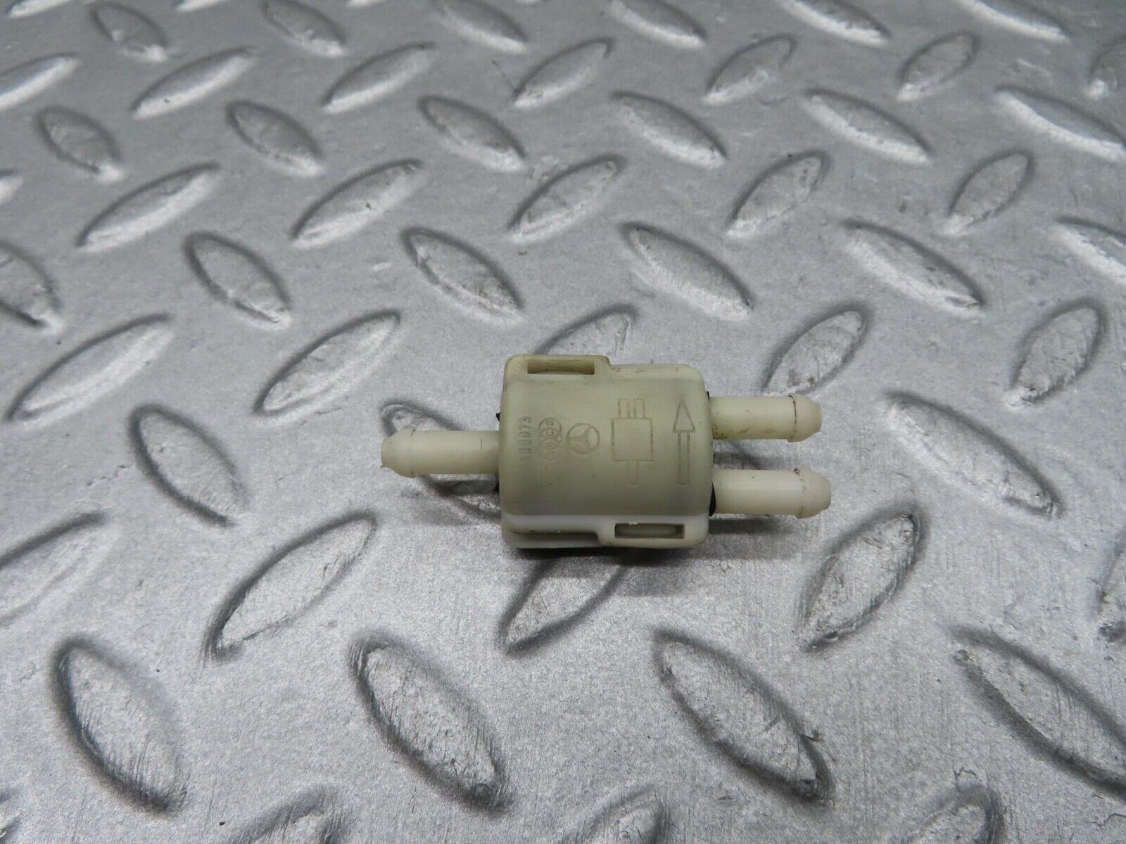 12005 Mercedes-Benz R129 300SL Coupe Windscreen Washer Fluid Distributor