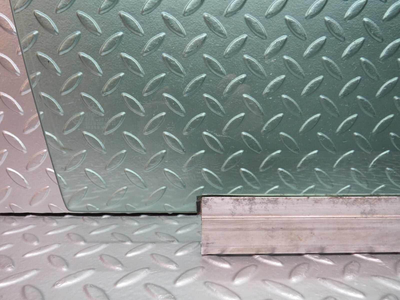 31474 Mercedes-Benz S124 220TE Wagon Front Right Door Window Glass