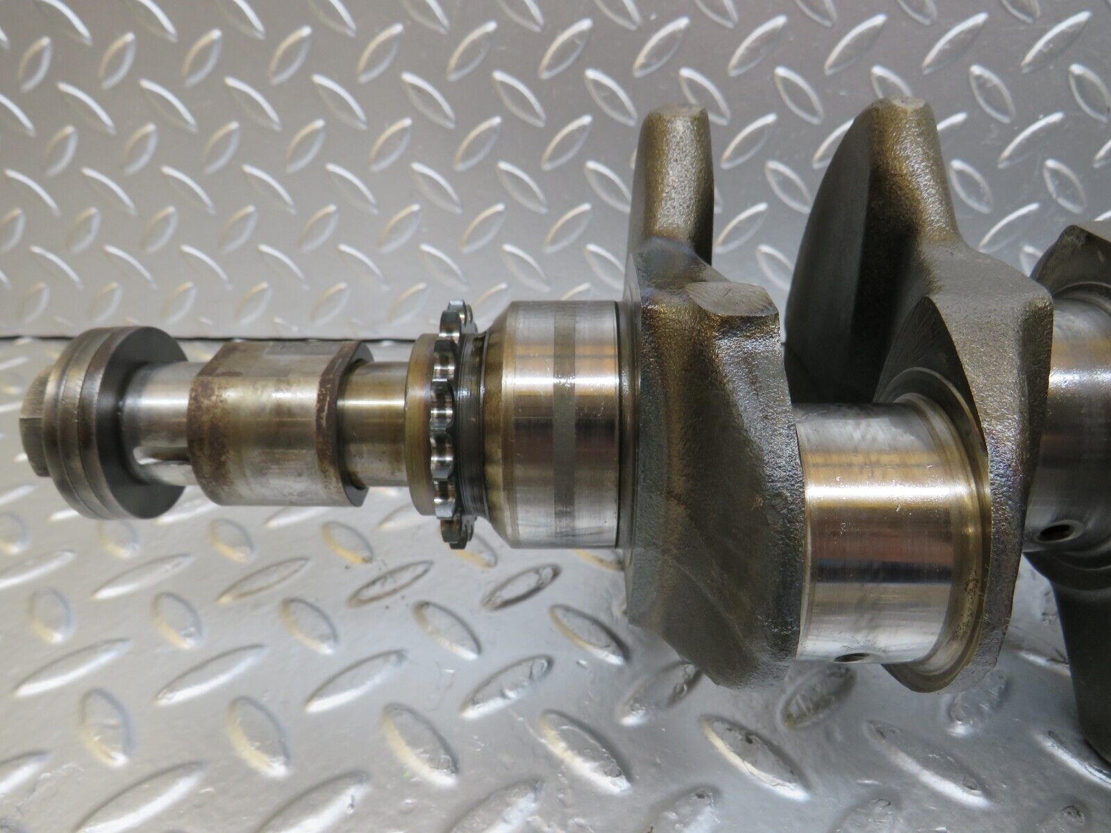 26090 Mercedes-Benz W123 200 Crankshaft 1020310101