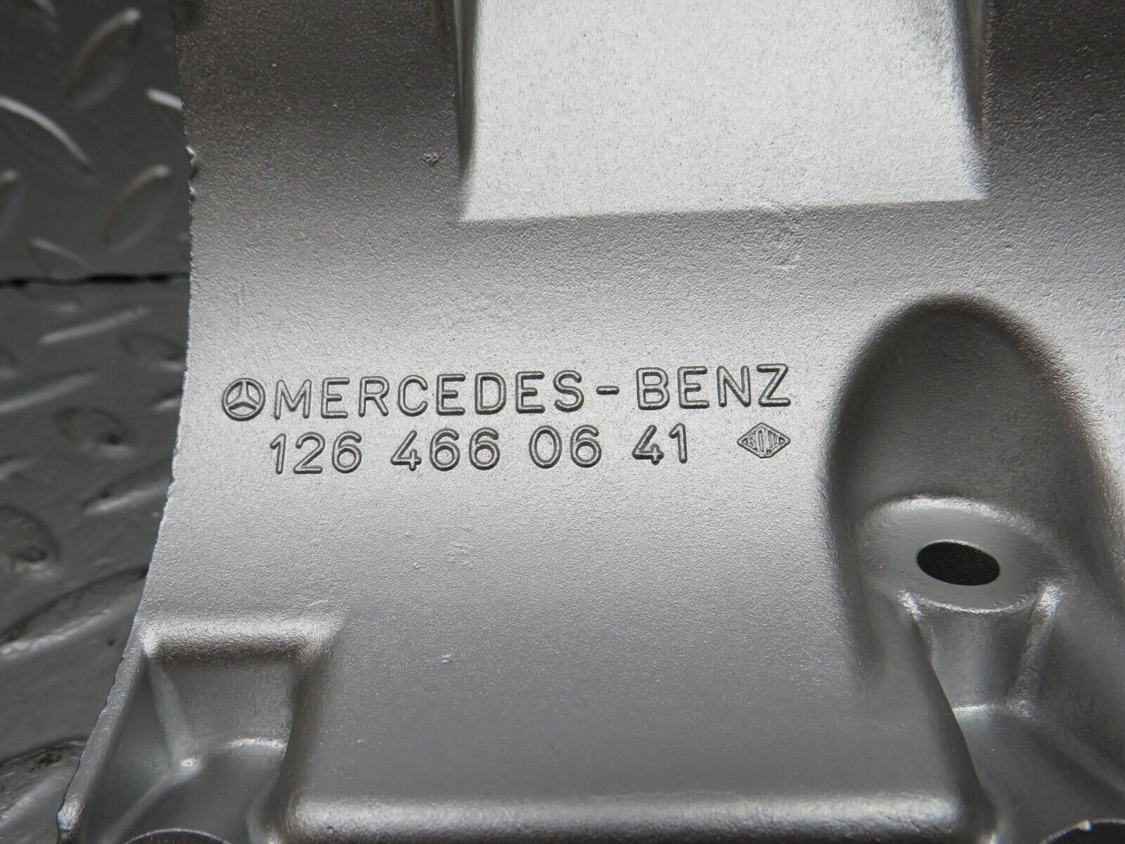 32662 Mercedes-Benz S124 300TE Wagon Power Steering Pump Bracket 1264660641