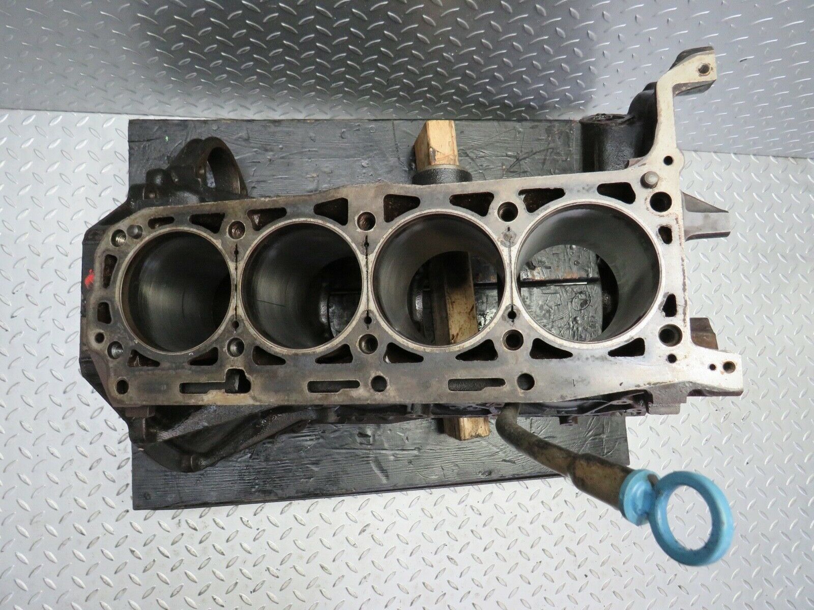 21953 Mercedes-Benz W123 230E Engine Block M102 1020110901 M102.980