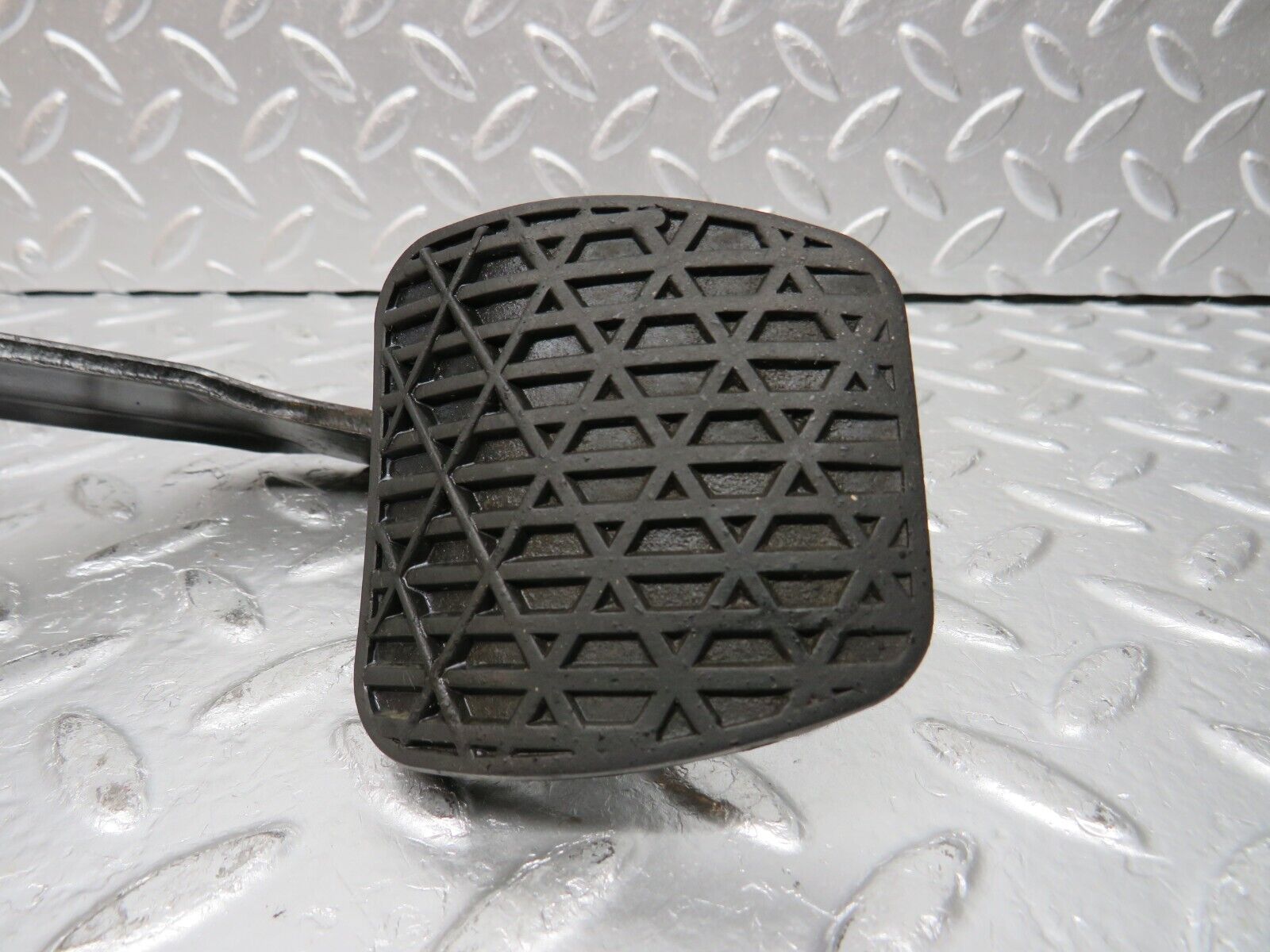 31129 Mercedes-Benz W123 200D Clutch Pedal With Rubber 1102910182