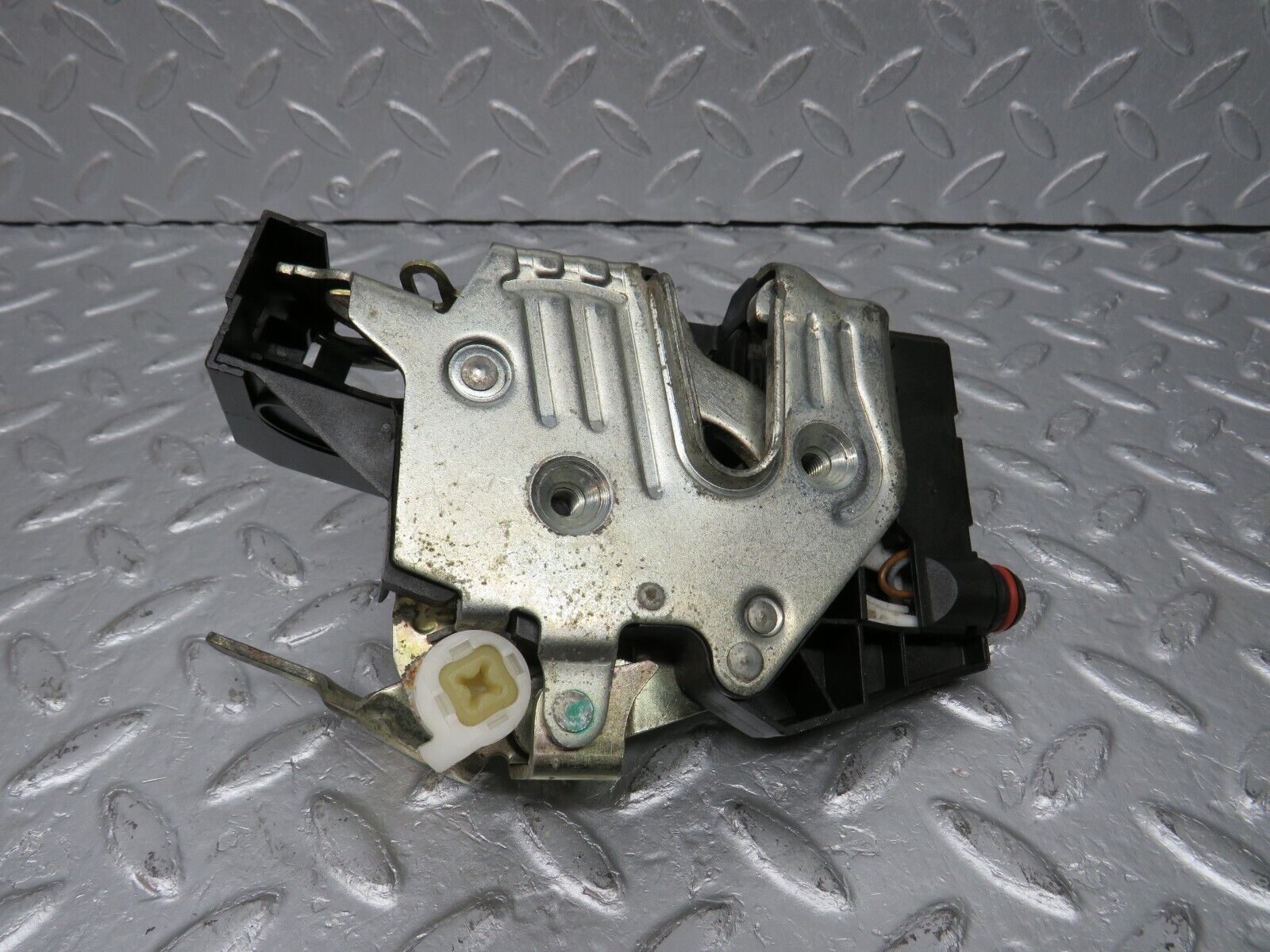 39465 Mercedes-Benz R129 320SL Coupe Left Door Lock Mechanism