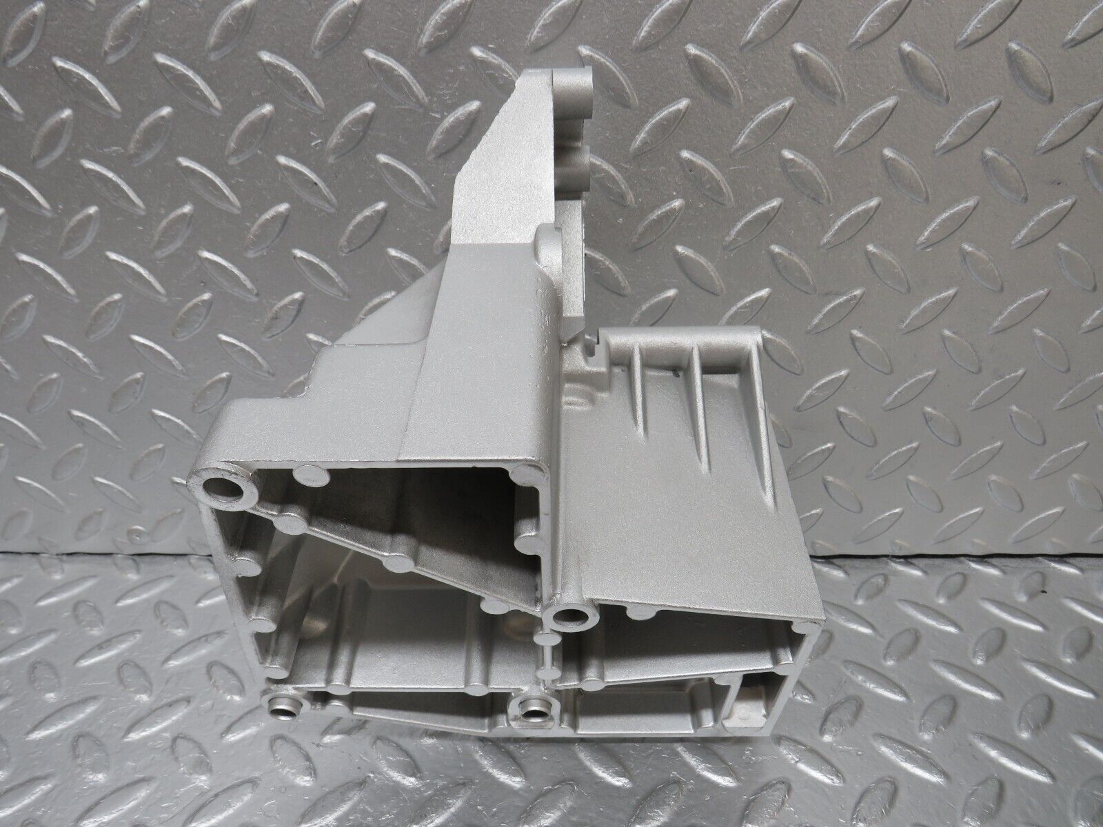 34687 Mercedes-Benz W124 260E Power Steering Pump Bracket 1264660641