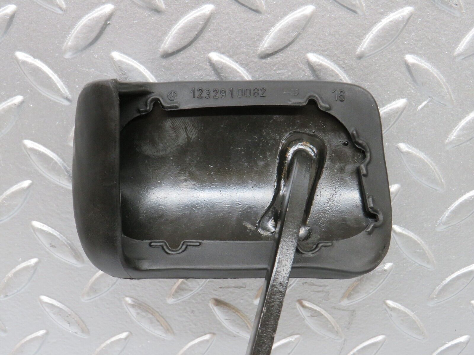 27187 Mercedes-Benz W123 280E Brake Pedal 1232910082
