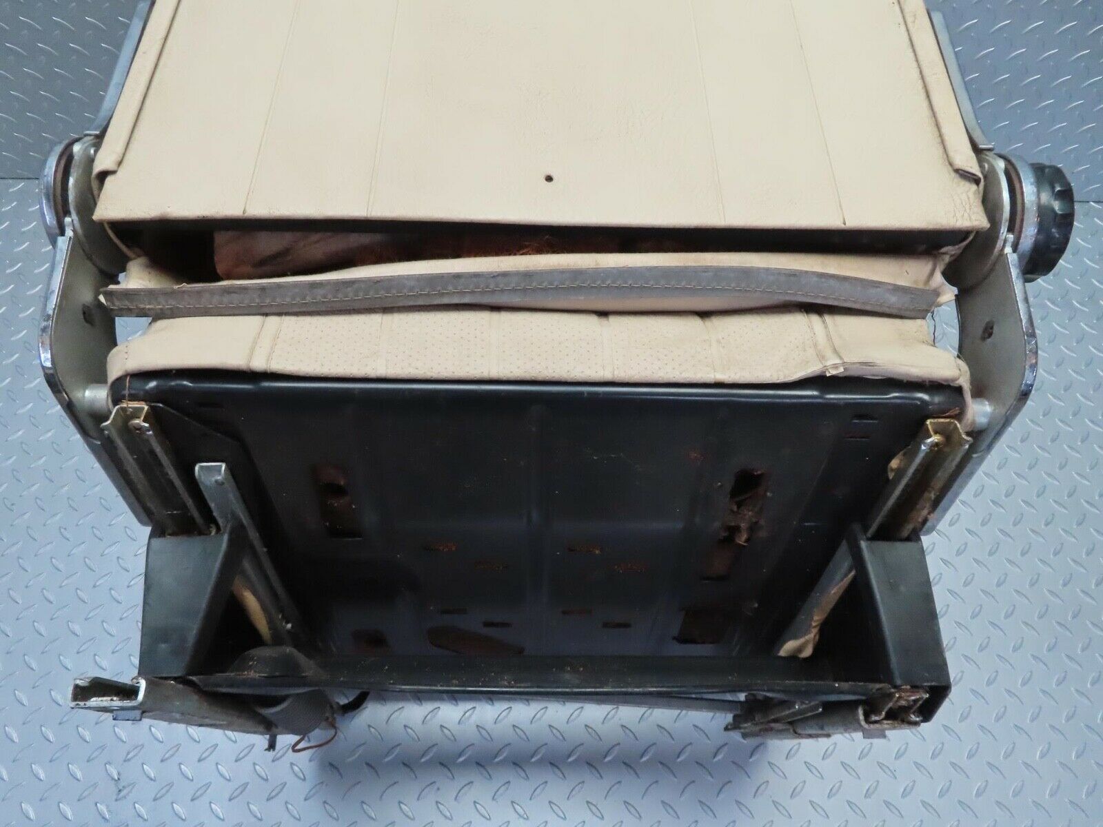 12507 Mercedes-Benz W108 280SE 3.5 Front Right Seat Cream