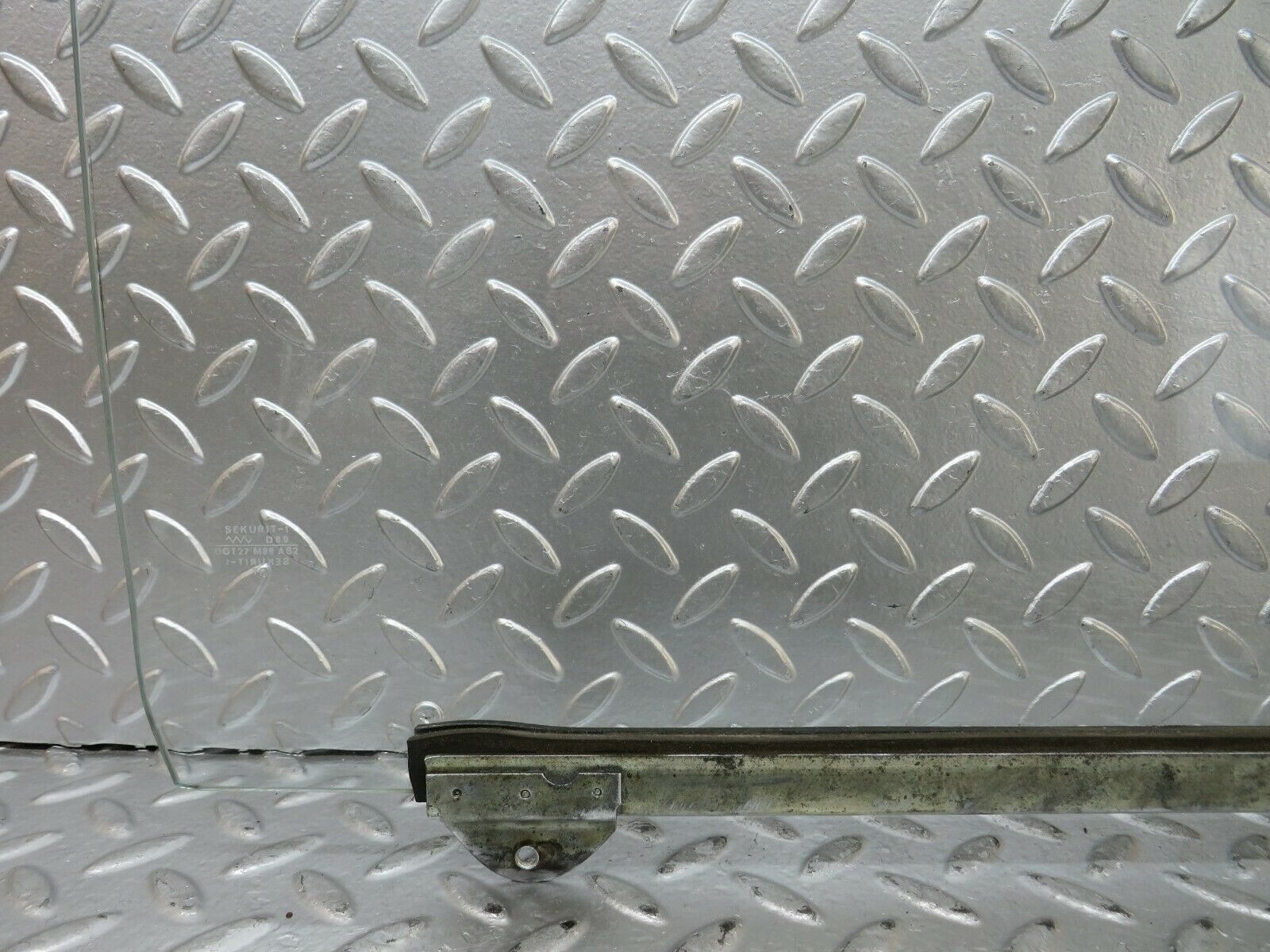 23649 Mercedes-Benz W114 280E Front Right Door Window Glass