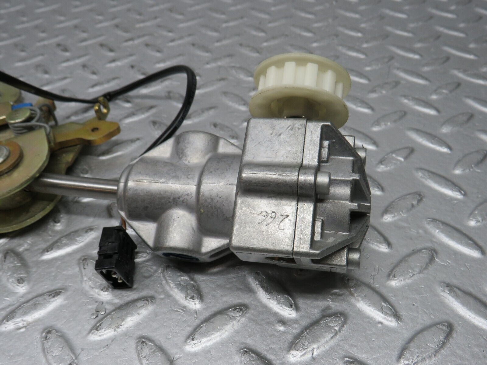 36846 Mercedes-Benz R129 300SL-24 Front Left Seat Recline Mechanism 1299101161