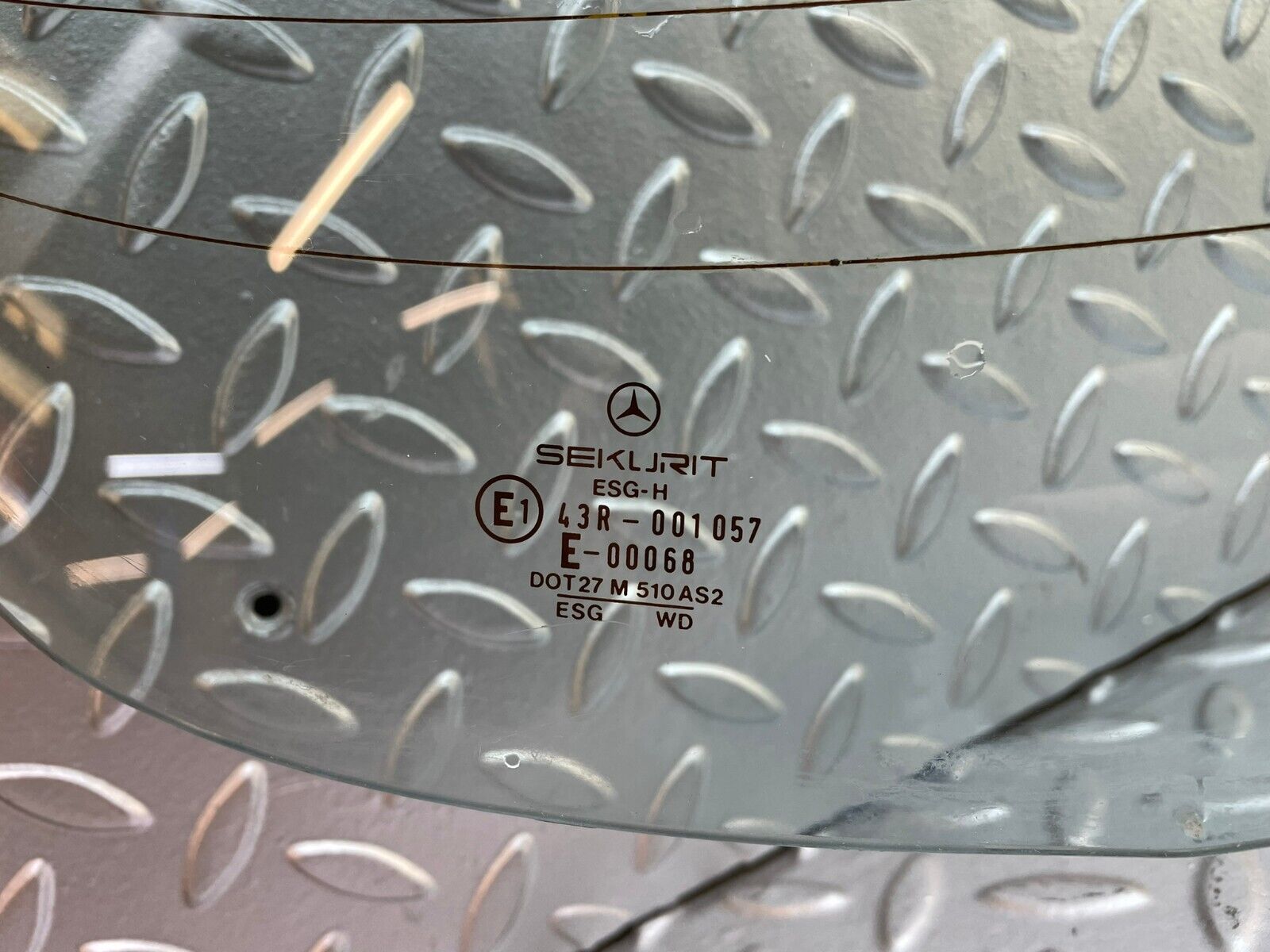 31924 Mercedes-Benz W123 230E Rear Heated Windscreen Glass