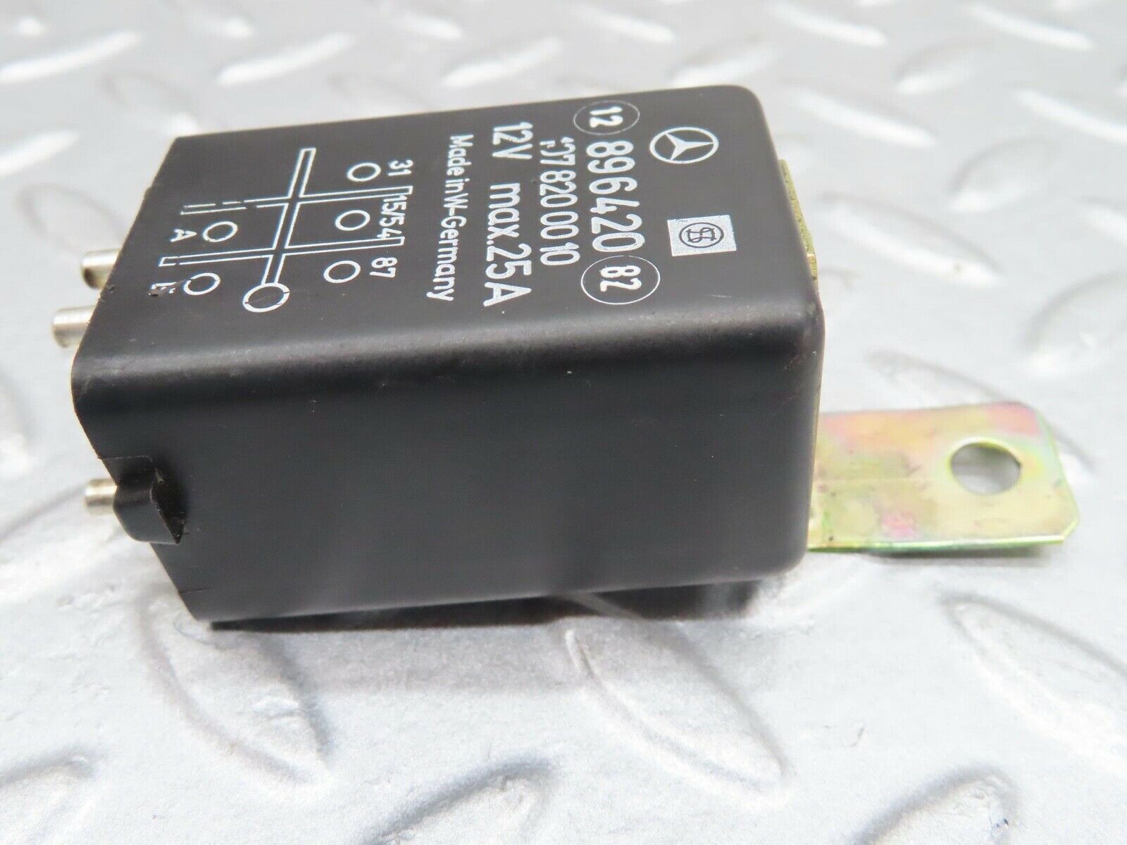 16122 Mercedes-Benz W123 280E Rear Heated Windscreen Relay 1078200010
