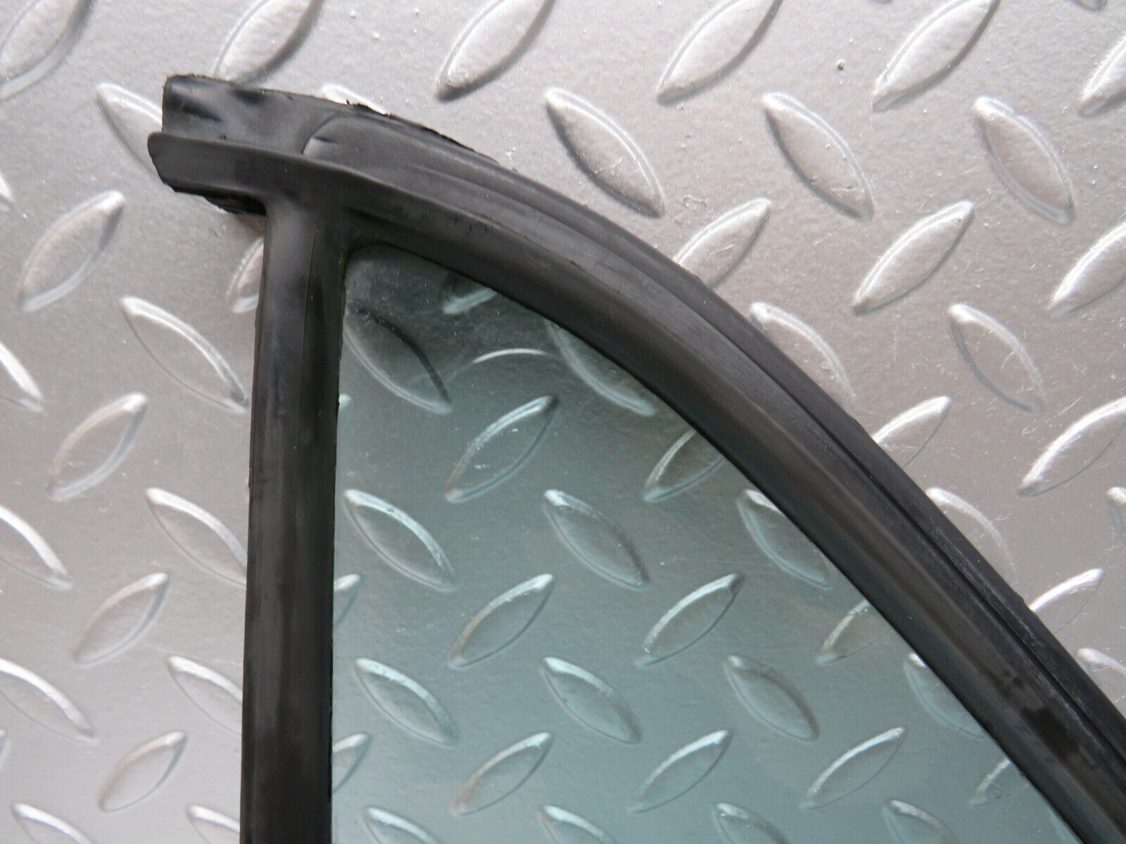 26829 Mercedes-Benz W123 240D Rear Left Quarter Glass