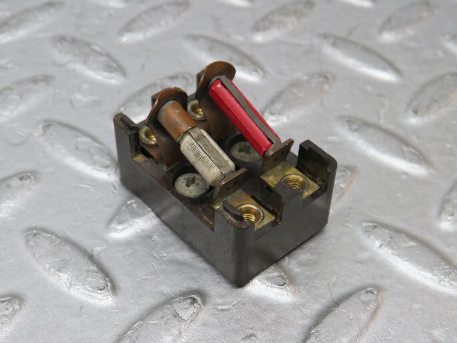 37323 Mercedes-Benz W109 300SEL Fuse Box Connector