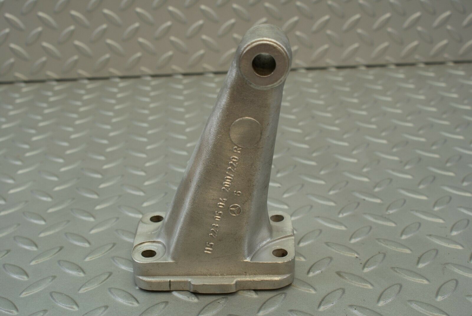 3070 Mercedes-Benz W115 220D Engine Mount Bracket Right Side 1152230504