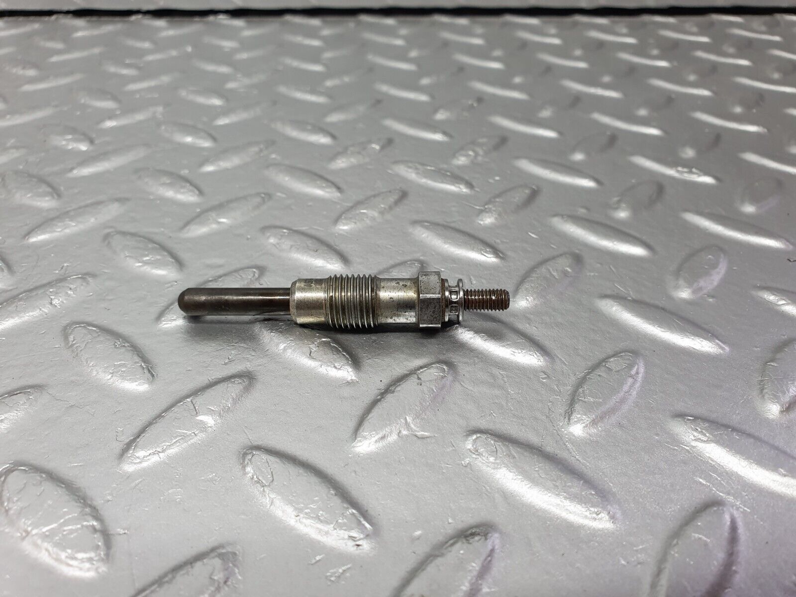 40849 Mercedes-Benz W123 300D Glow Plug Beru 0100221107