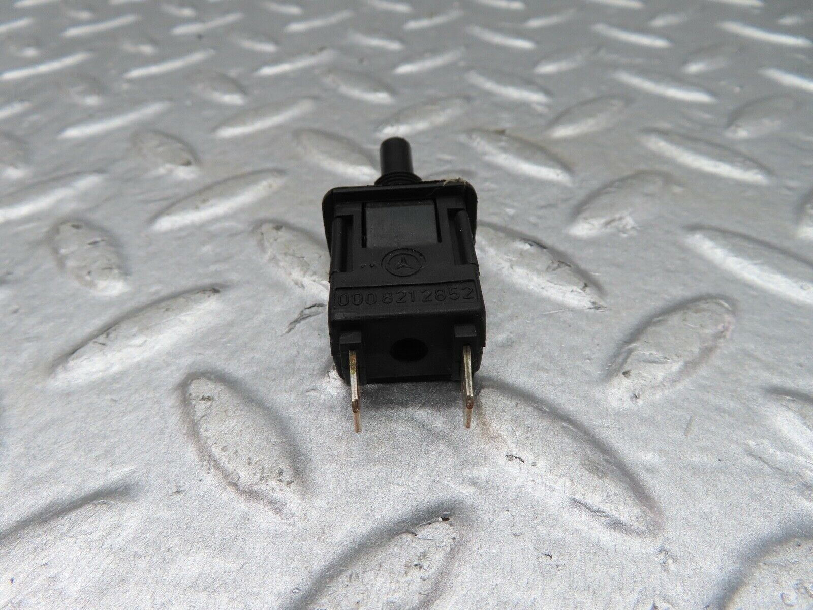 18088 Mercedes-Benz W123 200 Door Contact Switch 0008212852