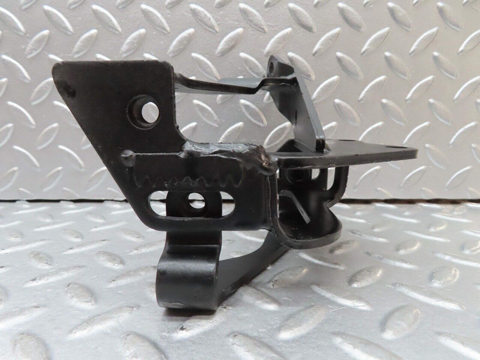 20361 Mercedes-Benz W114 280CE Coupe Power Steering Pump Bracket