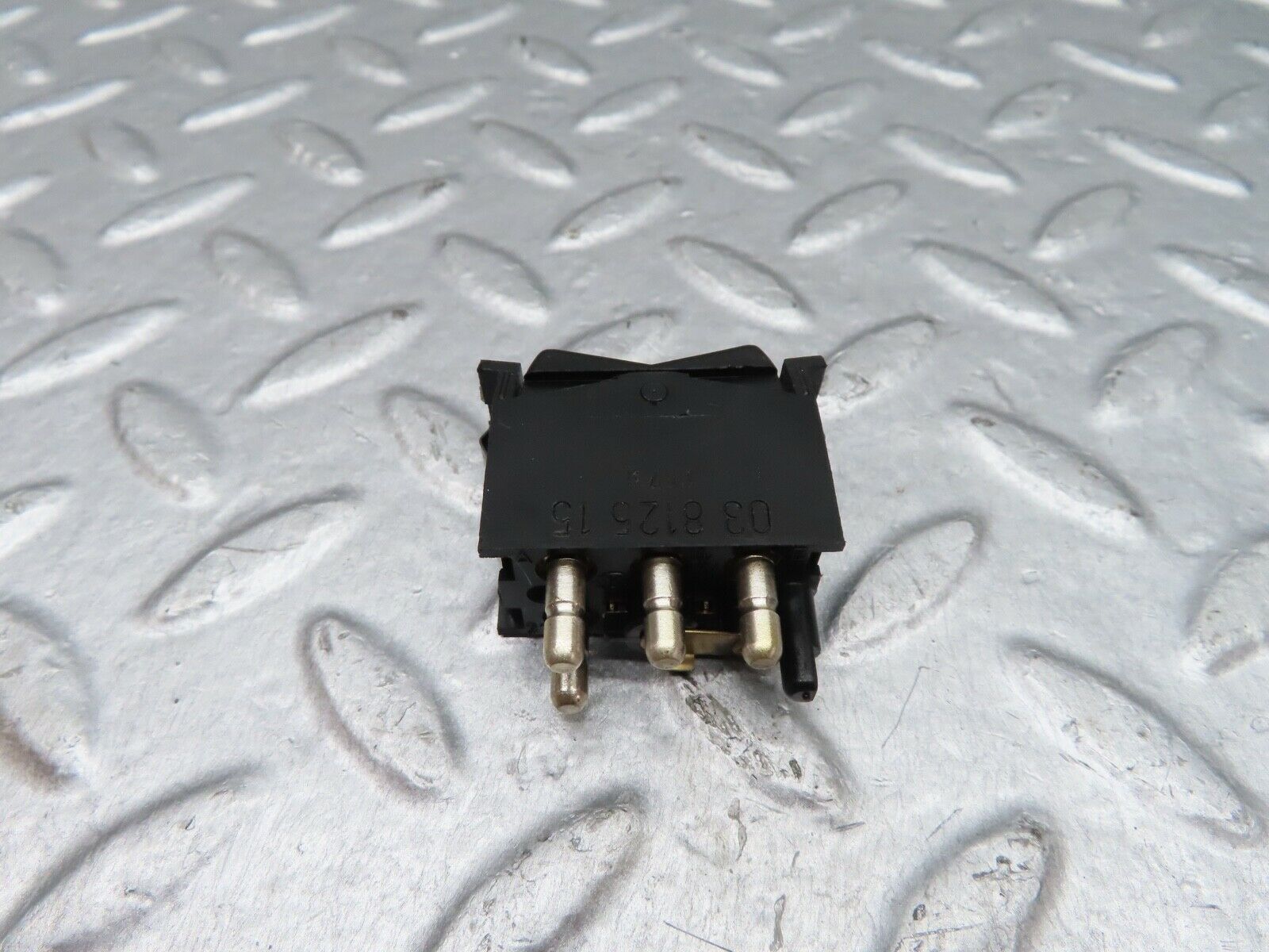 18089 Mercedes-Benz W123 200 Rear Heated Windscreen Switch 03812515