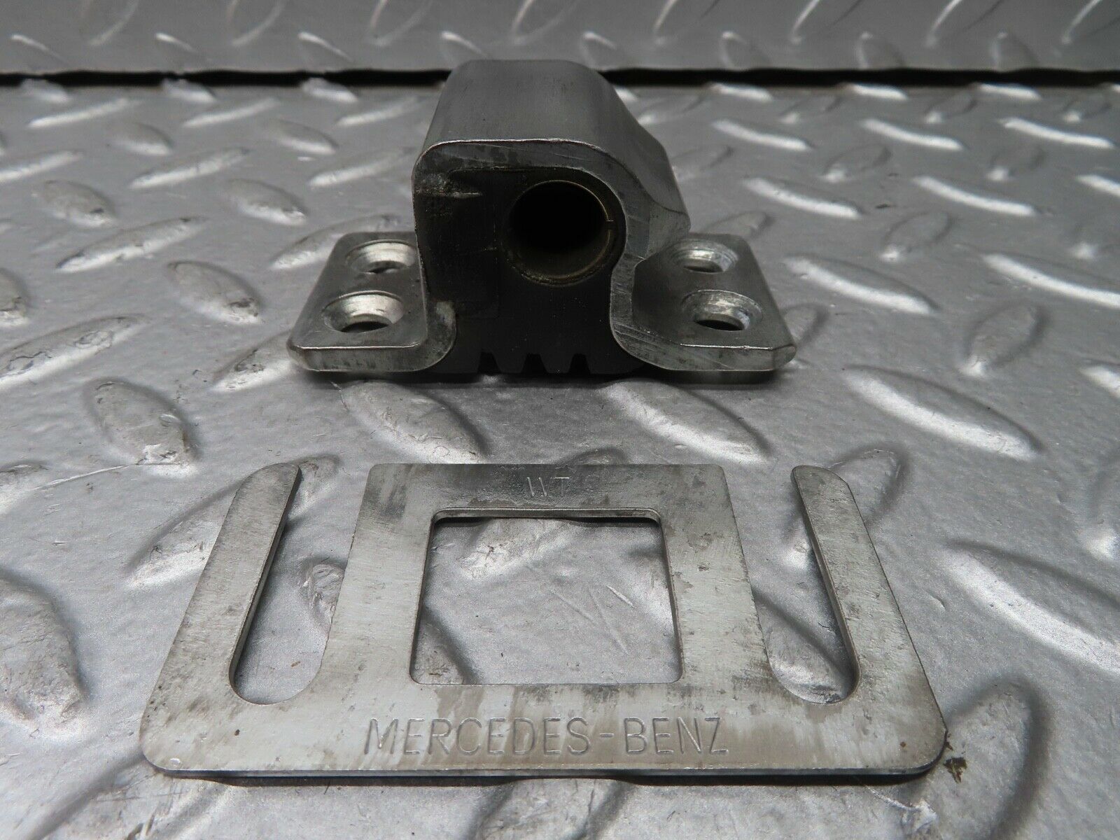 21519 Mercedes-Benz W126 300SE Door Lock Latch Left Side