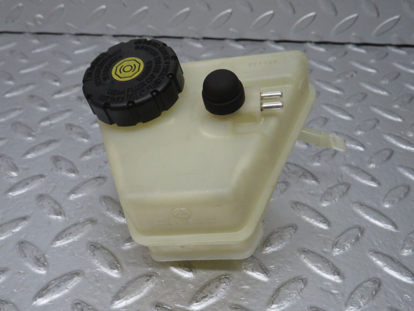 33288 Mercedes-Benz W202 C180 Brake Fluid Reservoir Tank 2024300002
