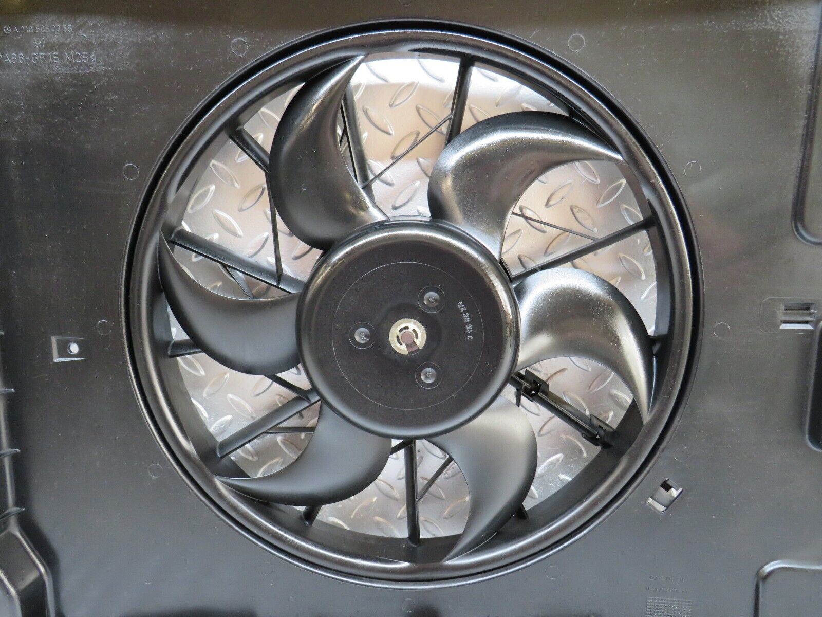 34734 Mercedes-Benz W210 320E Radiator Cooling Fan Bosch 2105052355 0130303227